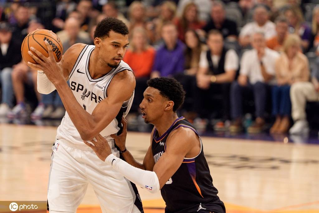 76人轻取马刺，布克点燃赛场