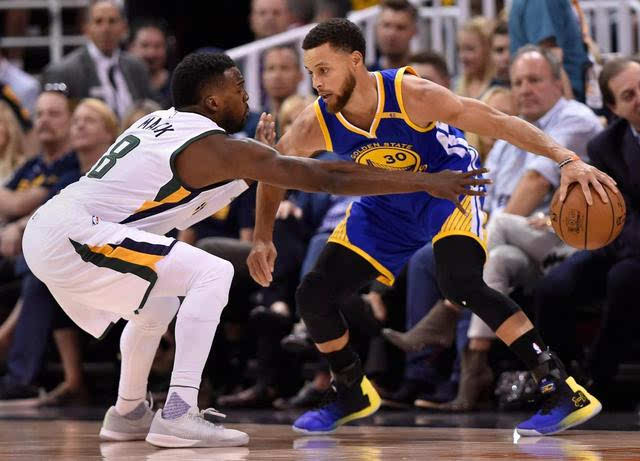 爵士完胜广东队，克莱扛起全队