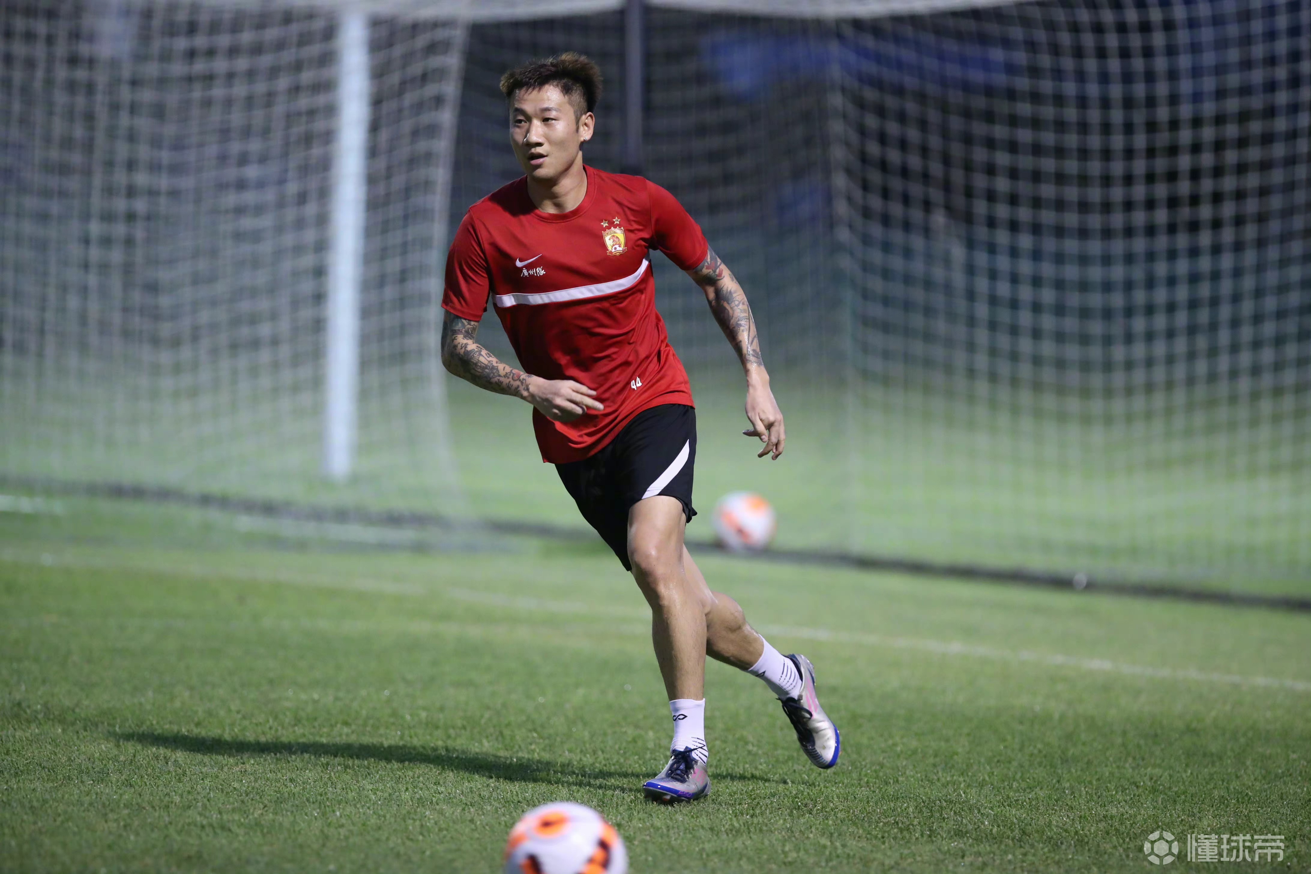 广州队险胜鹈鹕，范弗利特扛起全队