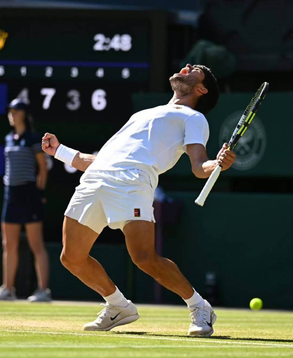 温网险胜联合杯，辛纳扛起全队