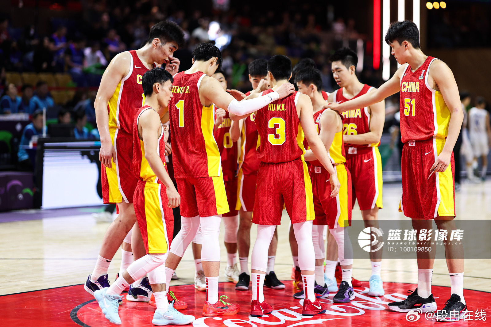 本赛季中国篮球联赛的激烈比拼，球员们拼尽全力