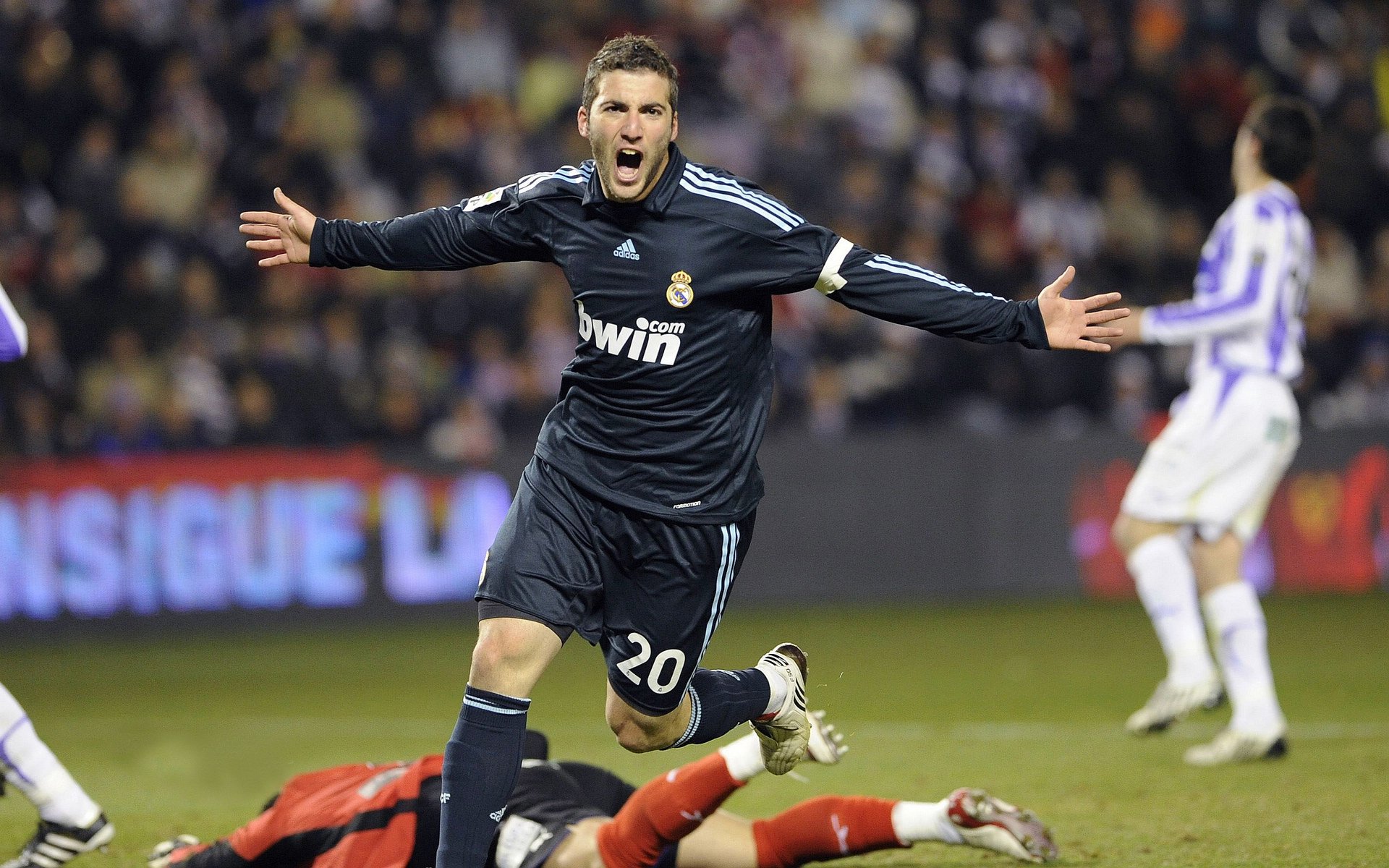 绿茵场上的异域交响，苏亚雷斯跨洲执教，波兰力克南非背后的战术革命