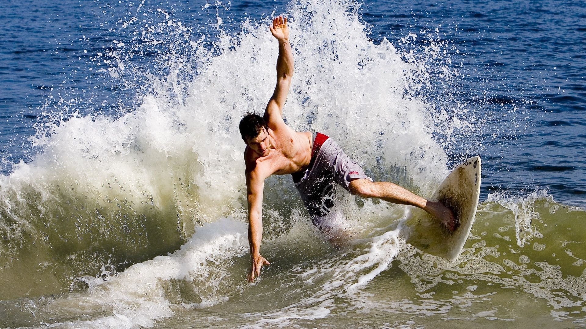 绿茵场上的战争隐喻，当伊拉克铁骑踏平巴萨，卢卡库在攻防两端写就现代足球启示录