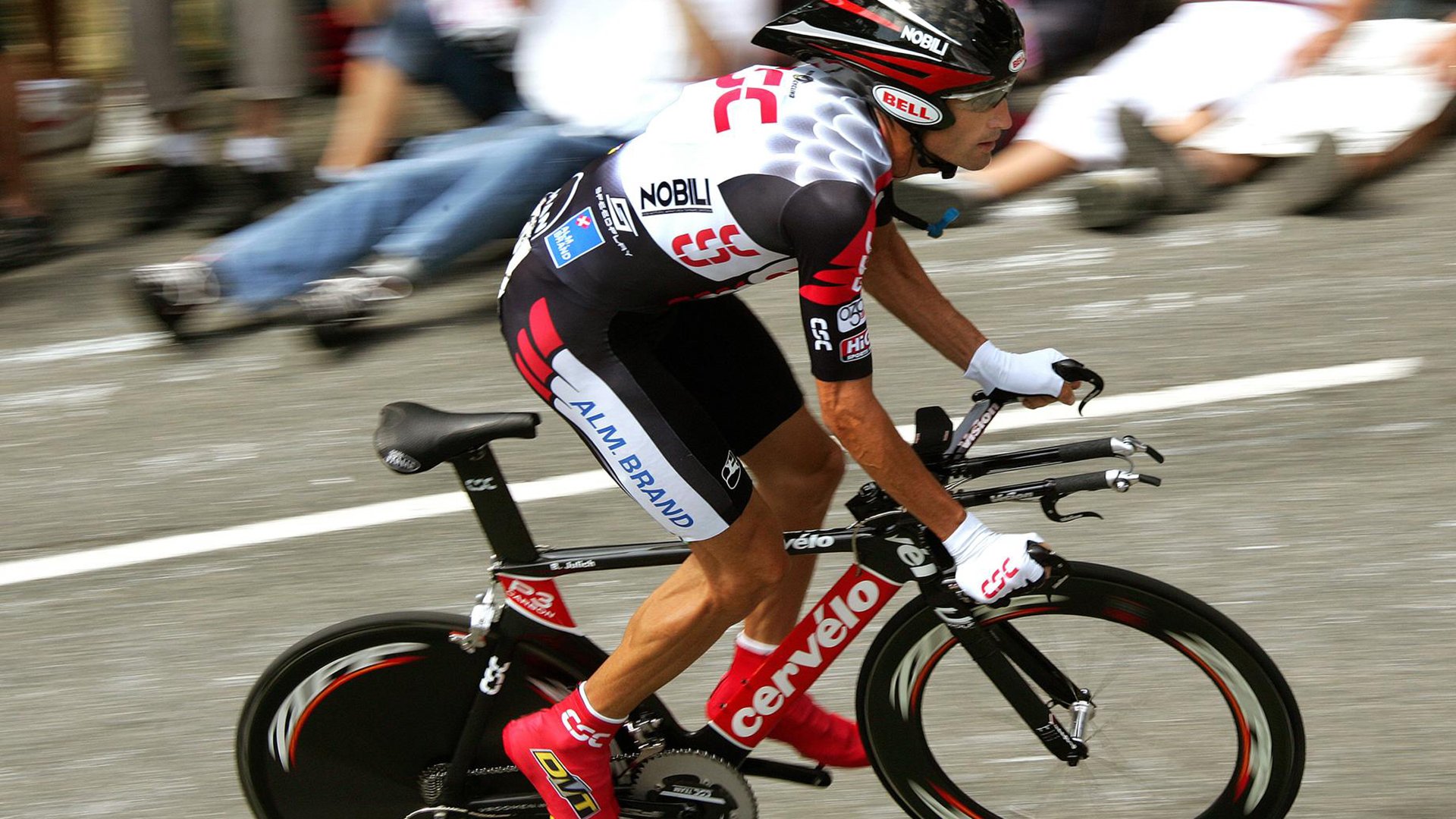 布伦森攻防两端统治赛场,灰熊力克活塞展现团队韧性